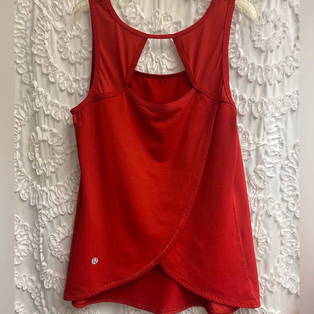 Lululemon tank top in great condition size 8-10
